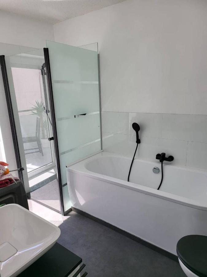 Gemuetliche Dachwohnung Mit Kleiner Oder Grosser Dachterrasse Nebeneinander Wolmirstedt Exterior foto