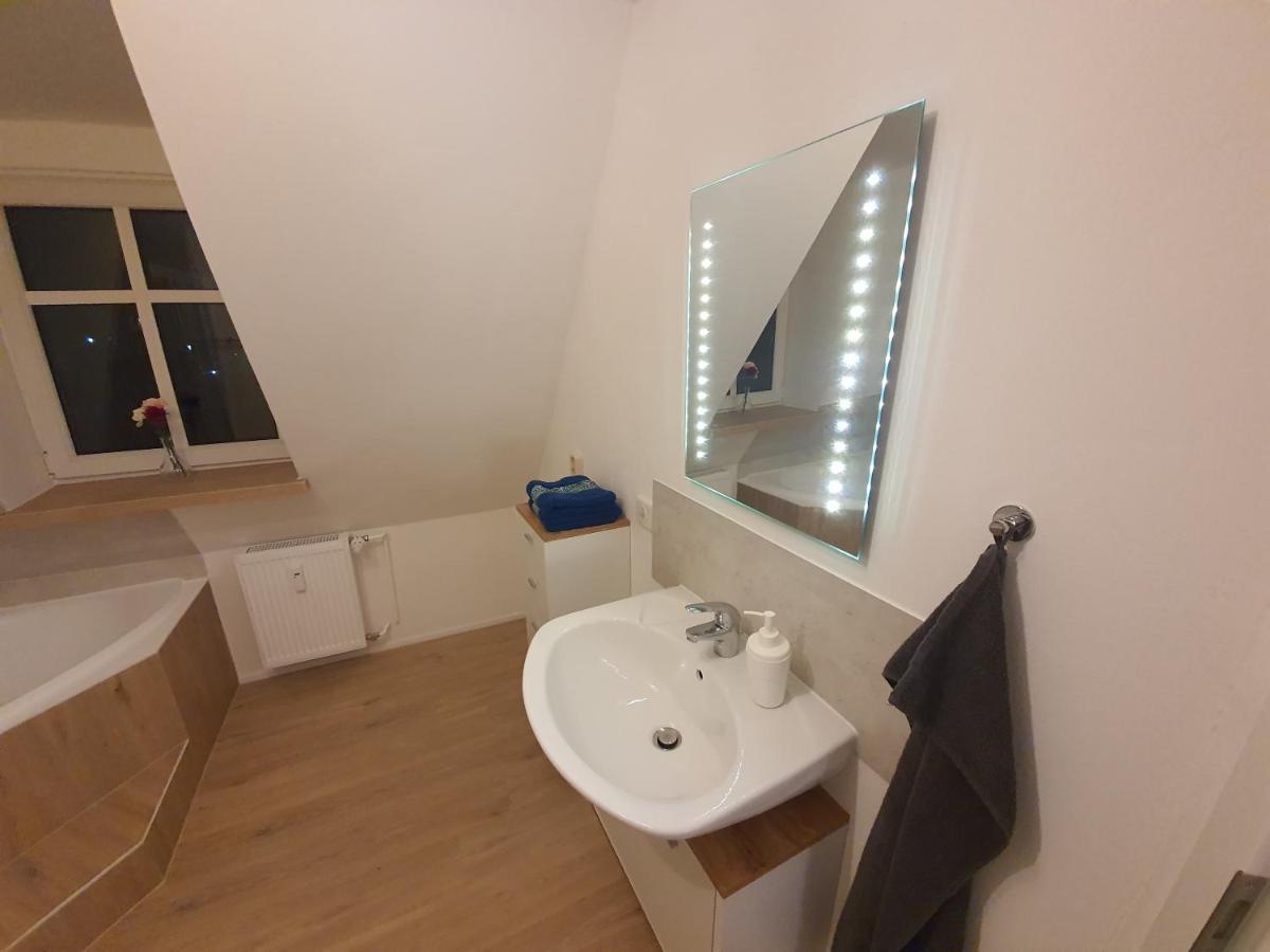 Gemuetliche Dachwohnung Mit Kleiner Oder Grosser Dachterrasse Nebeneinander Wolmirstedt Exterior foto