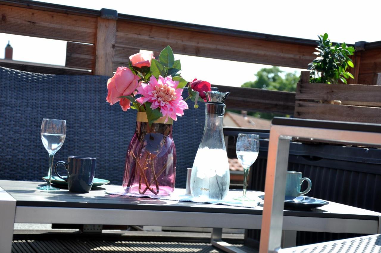 Gemuetliche Dachwohnung Mit Kleiner Oder Grosser Dachterrasse Nebeneinander Wolmirstedt Exterior foto